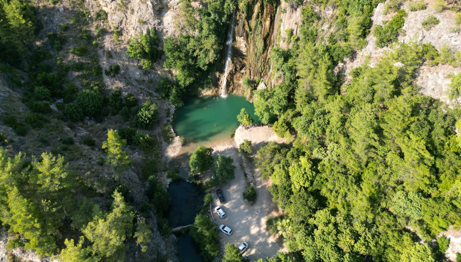 Antalya’da serinlemek isteyenlerin tercihi Uçansu Şelalesi oldu