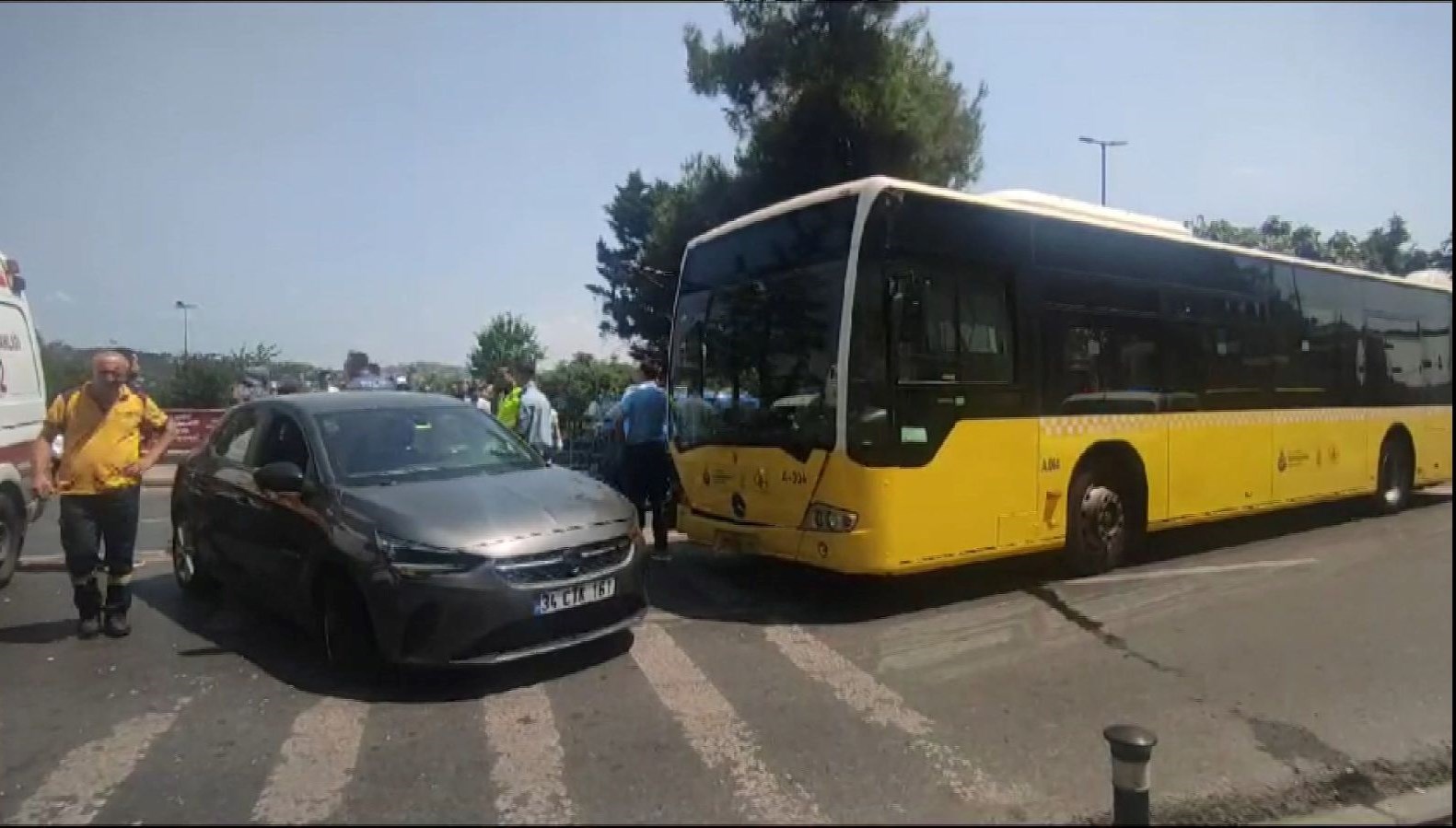 Beşiktaş’ta otomobil İETT otobüsüne çarptı: 6 yaralı