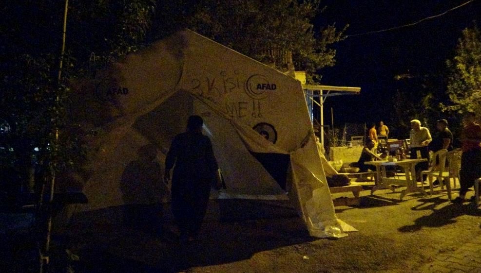Deprem sonrası Kozanlılar geceyi çadırda geçiriyor