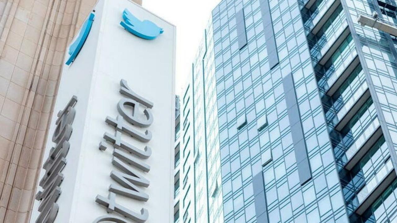 Yeni logosu ‘X’ olmuştu… Polisler Twitter tabelasının indirilmesine izin vermedi!