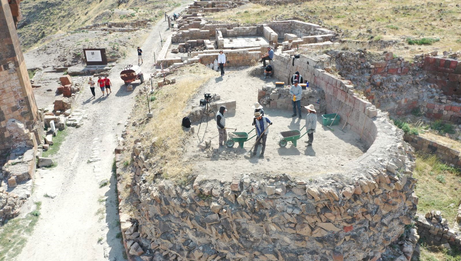 Ani’nin saklı tarihinin gün yüzüne çıkarılması için 5 noktada kazı yapılıyor