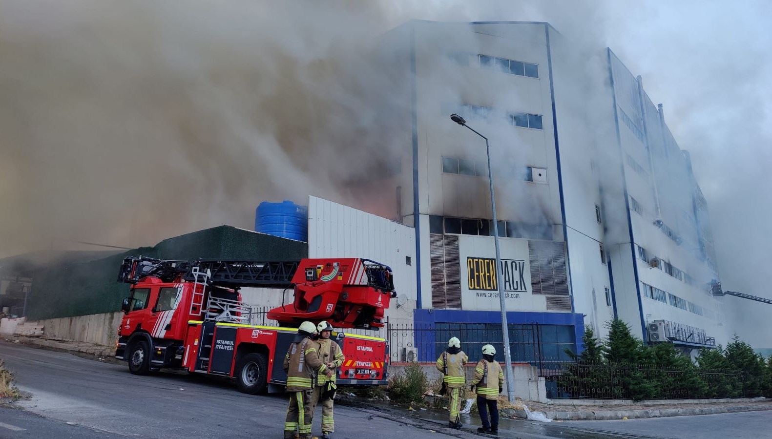 Arnavutköy’de cam üretim tesisindeki yangın kontrol altına alındı