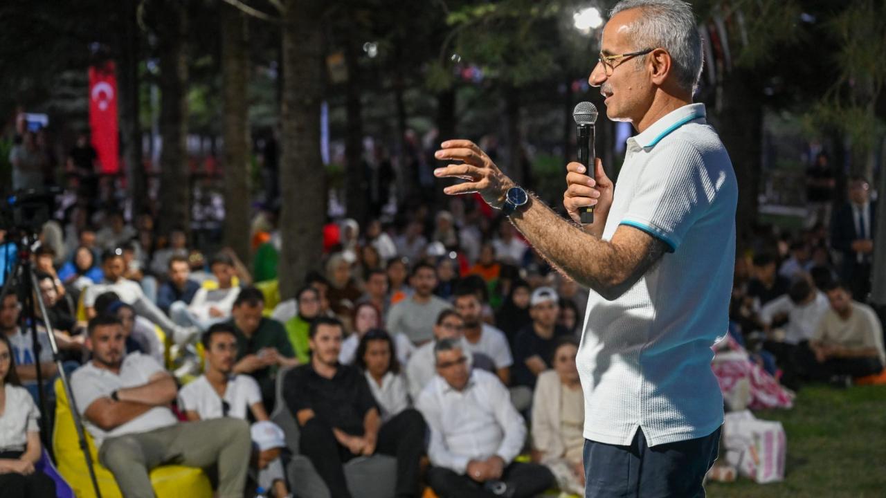 Bakan Uraloğlu’ndan gençlere mesaj: Mutlaka bir yabancı dil öğrenin