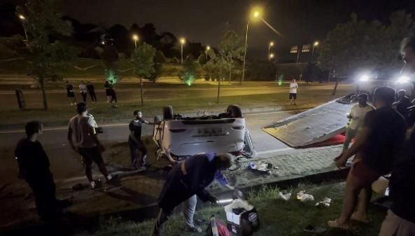 Beykoz’da bariyerlere çarpan otomobil takla attı: 2 kişi yaralandı