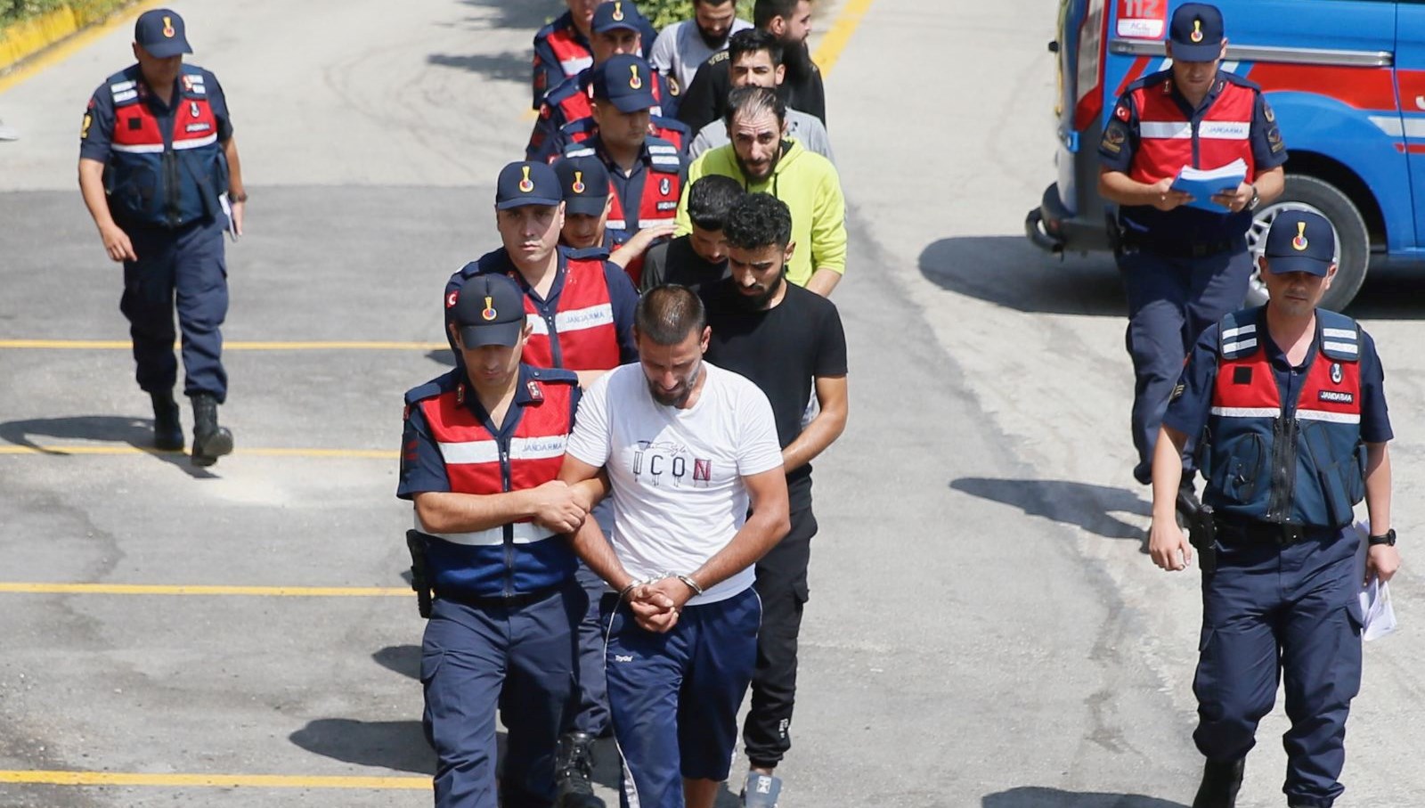 Çiftlik sahibini bağlayıp hayvanlarını ve paralarını çaldırlar