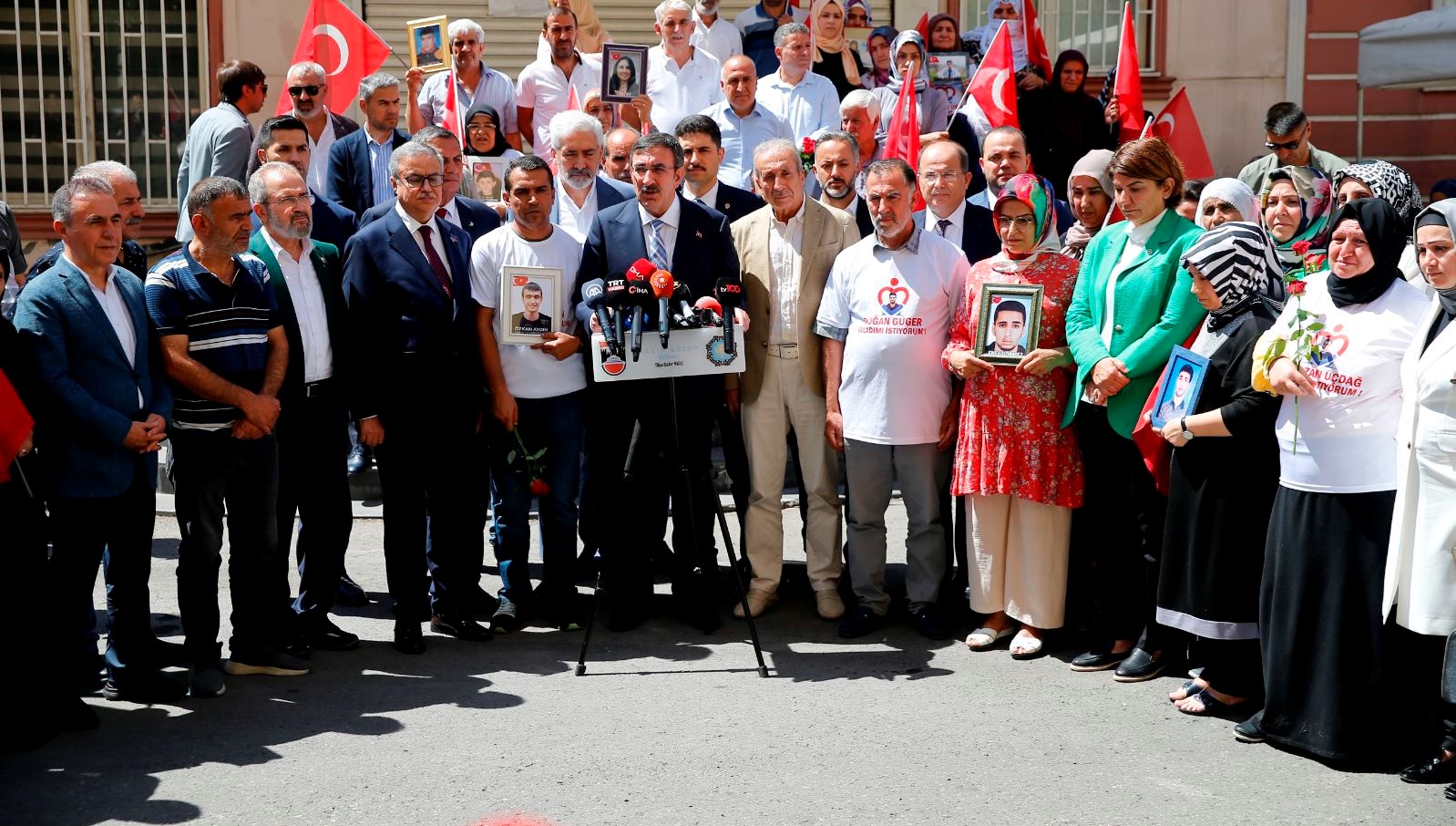 Cumhurbaşkanı Yardımcısı Yılmaz’dan, Diyarbakır annelerine ziyaret