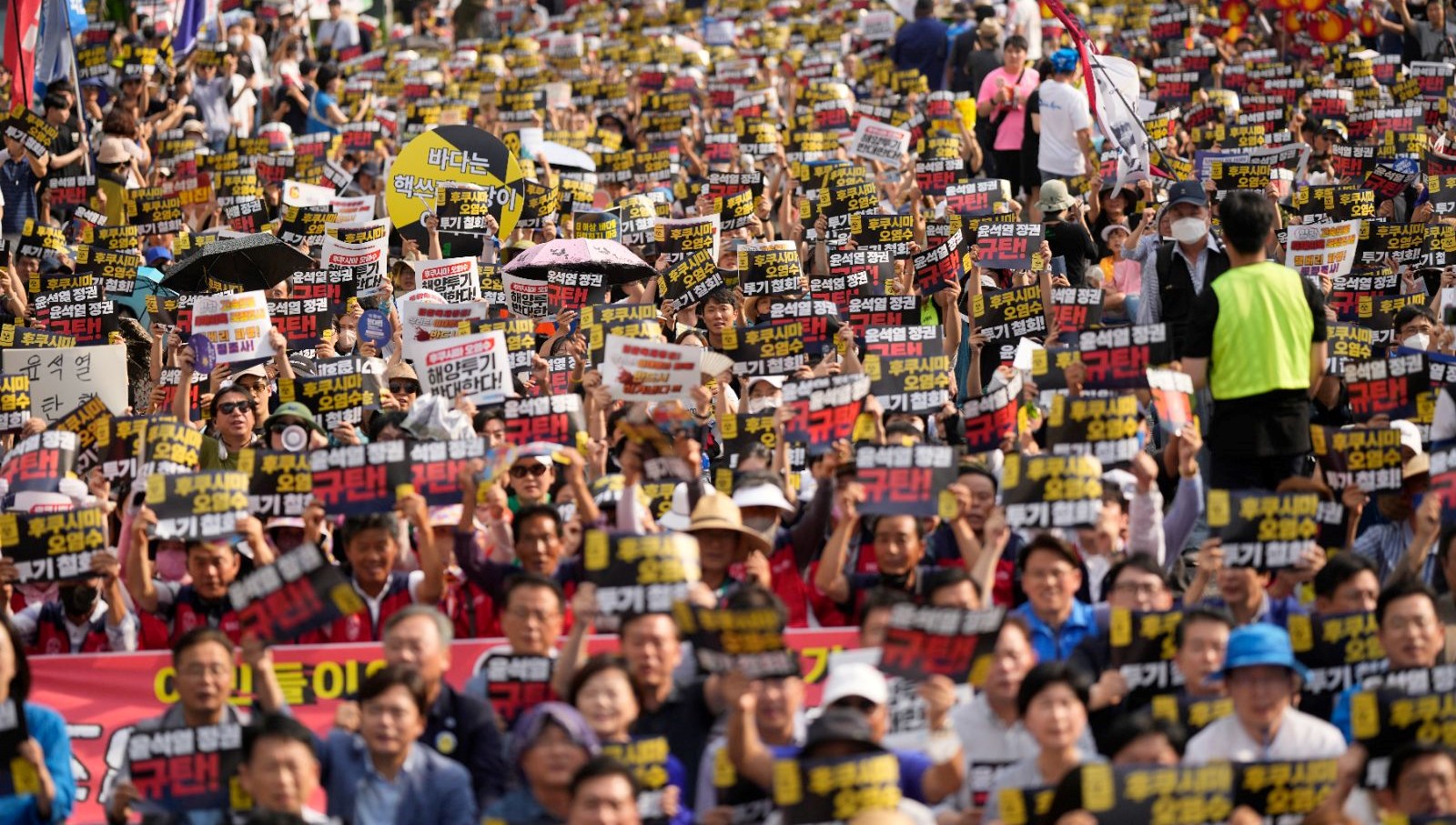 Fukuşima’daki radyoaktif suyun tahliyesi | Güney Kore’de binlerce kişi protesto etti