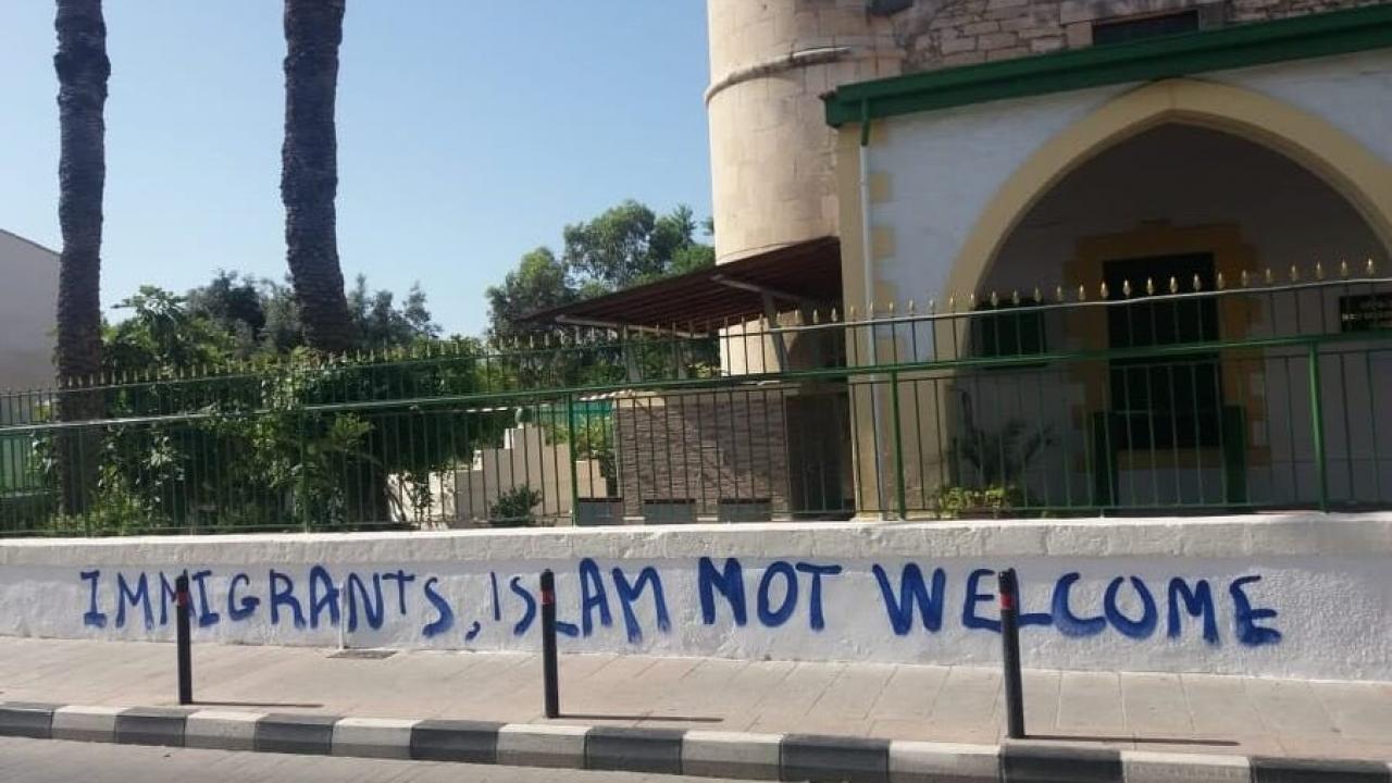 Güney Kıbrıs’ta camiye çirkin saldırı