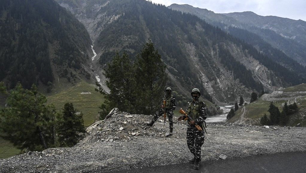 Hindistan, Pekin’le bir araya gelmeden tartışmalı bölgeye ordu yığdı