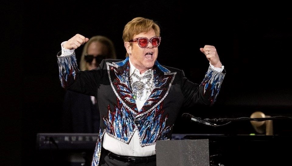 İngiliz şarkıcı Elton John hastaneye kaldırıldı