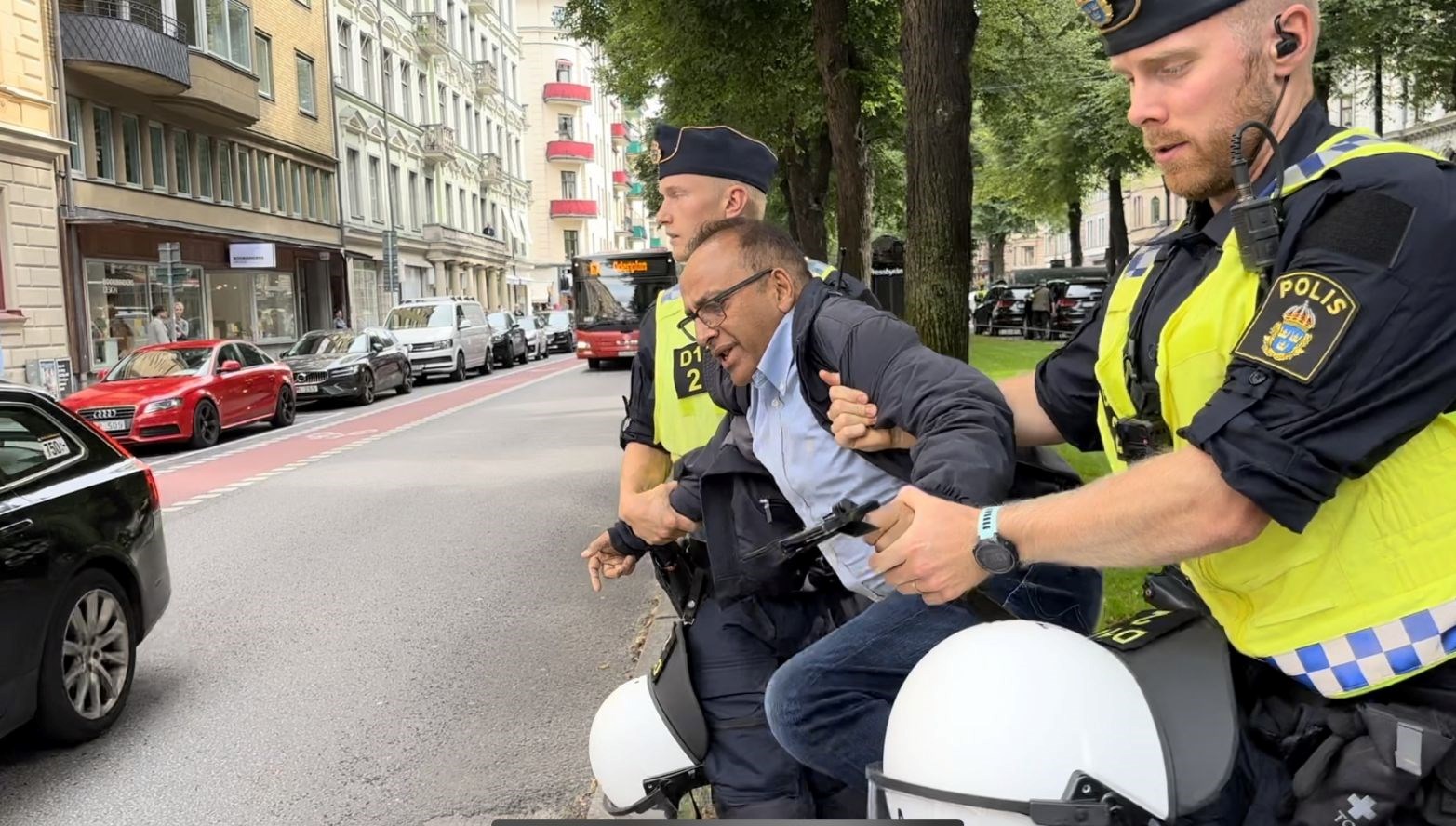 İsveç’te Kur’an-ı Kerim yakılmasına karşı çıkan kişiye polis müdahale etti