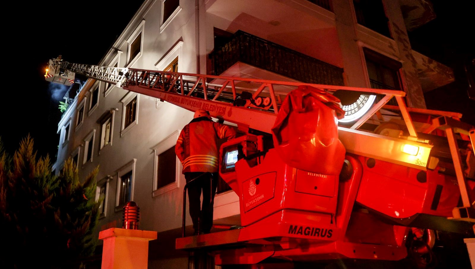 Kadıköy’de yangında can pazarı: İBB eski daire başkanı ve kızı yaralandı eşi hayatını kaybetti