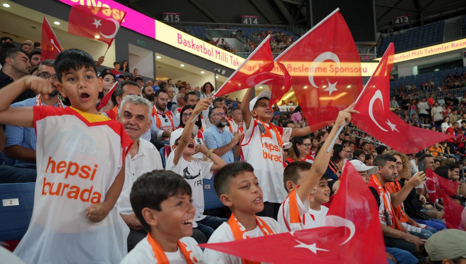 Kahramanmaraşlı çocuklar, Türkiye-Ukrayna Milli Basketbol maçında millileri desteklemek için İstanbul’daydı