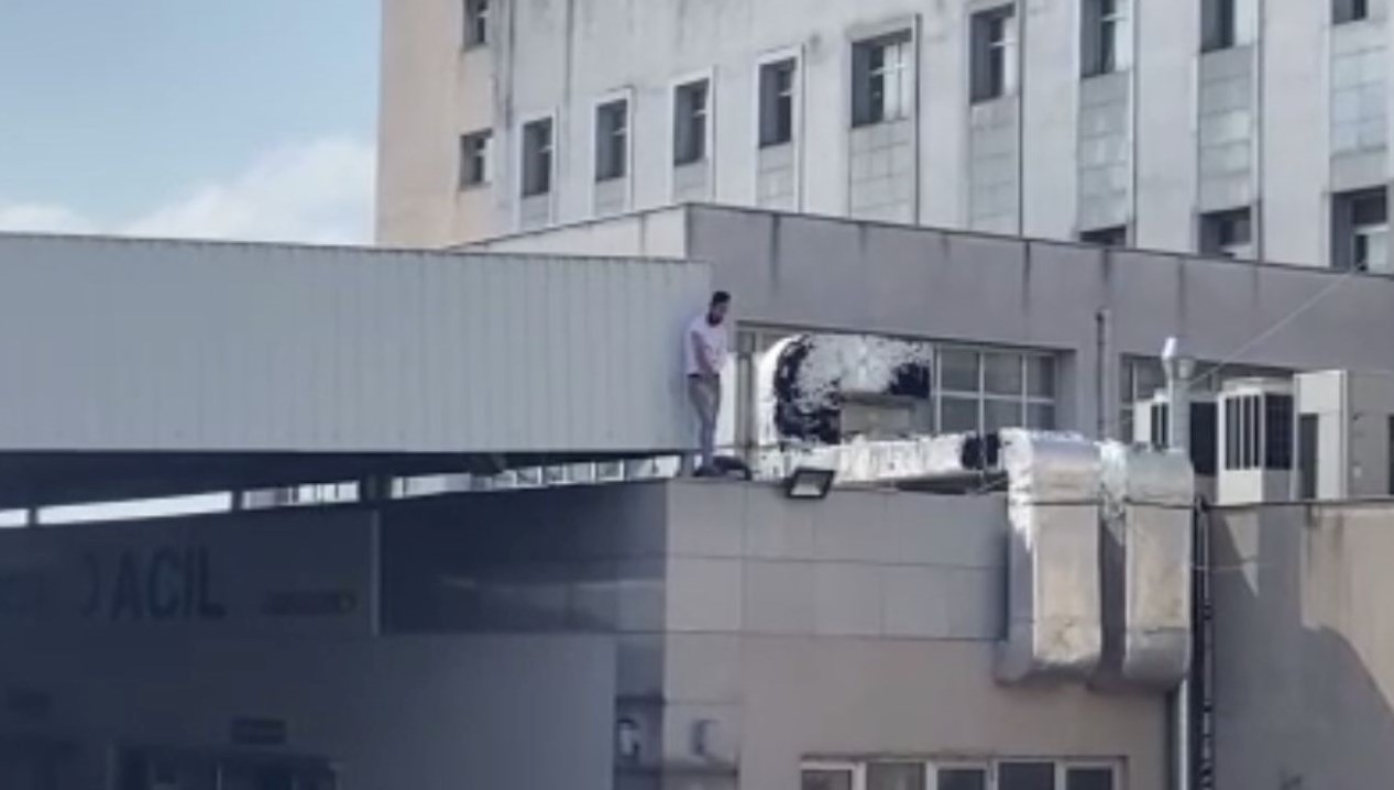 Kaybolan anahtarı için hastane çatısına çıktı