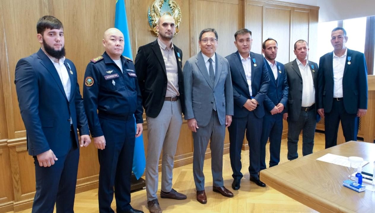 Kazakistan’da yangında hayat kurtaran 2 Türk’e devlet madalyası