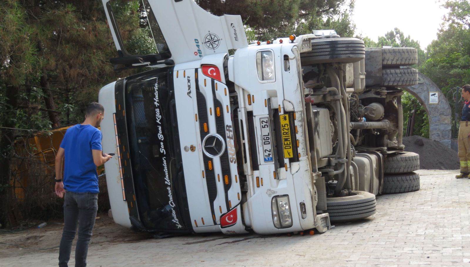 Maltepe’de hafriyat kamyonu devrildi: 2 işçi yaralandı