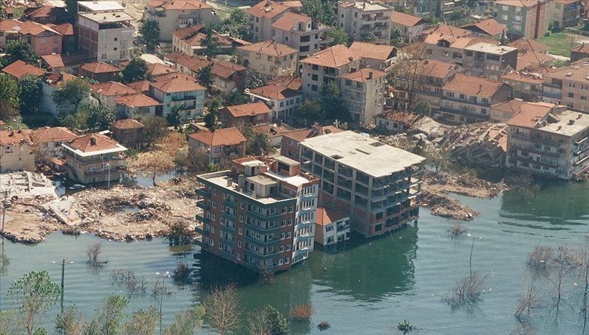 Marmara Depremi’nde hayatını kaybedenler için Gölcük’te anma töreni yapıldı