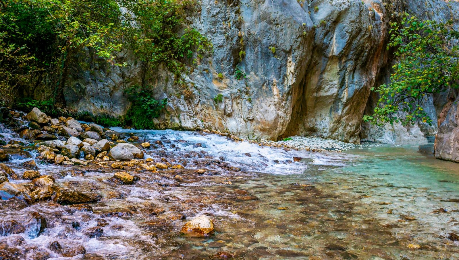 Muğla ile Antalya’yı ayıran Saklıkent Kanyonu ziyaretçilerini serinletiyor