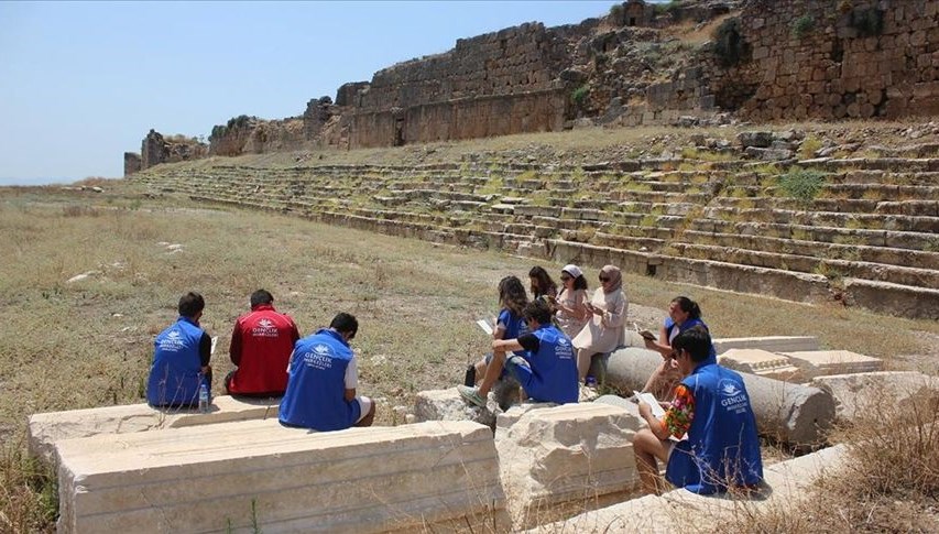 Muğla’da gönüllü gençler antik kentte kitap okudu, tiyatro sergiledi