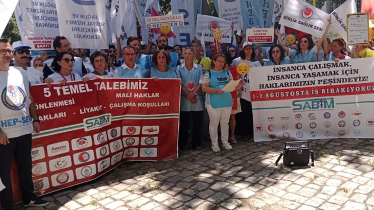 Sağlık çalışanları, toplu sözleşme sürecinde taleplerine dikkat çekmek için iş bıraktı: İhtiyaçlarımızı karşılayamıyoruz