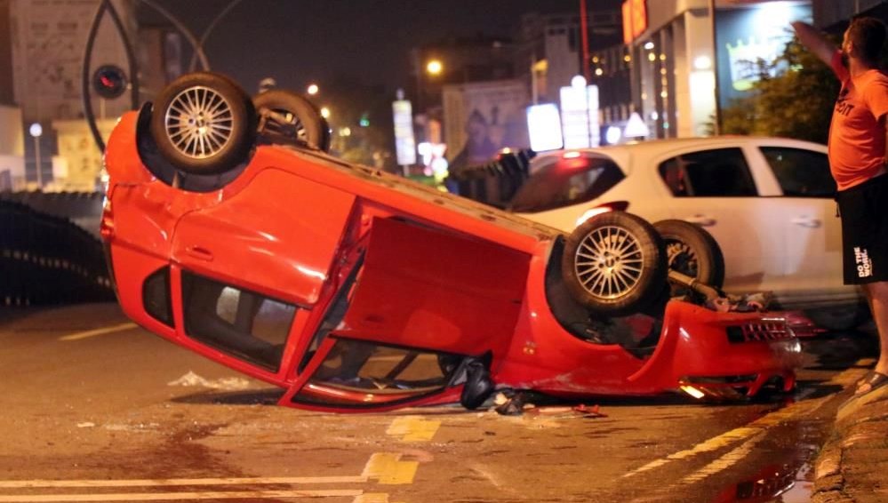 Sakarya’da trafik kazası: Takla atan otomobili bırakıp kaçtı