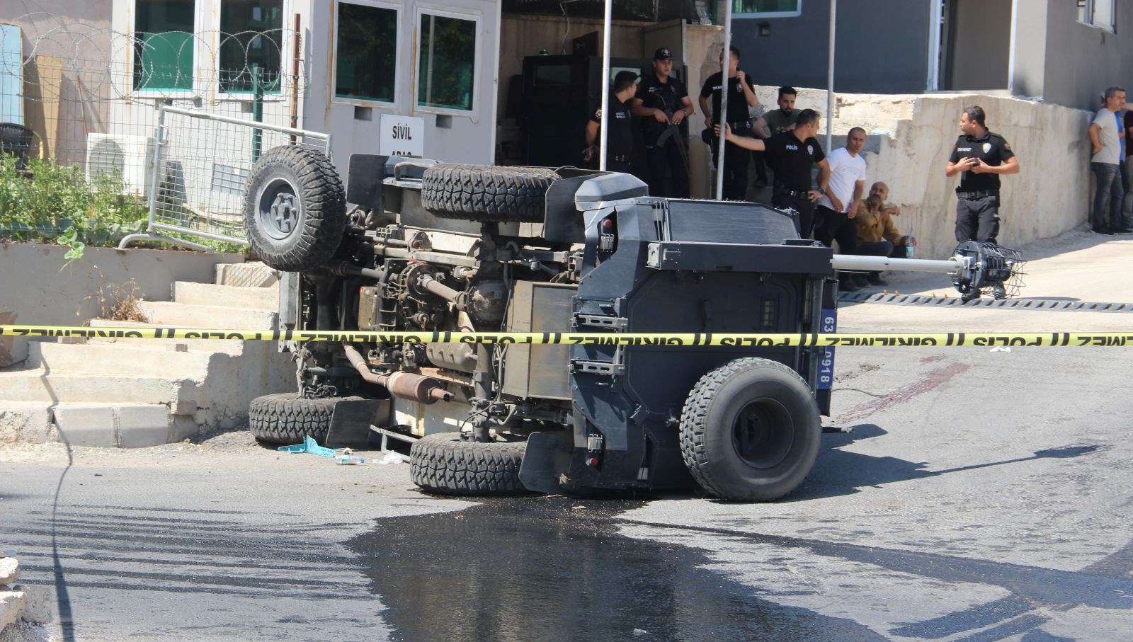 Şanlıurfa’da polis aracı devrildi: 1 şehit