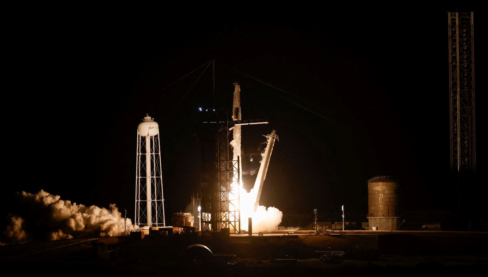 Space X, Uluslararası Uzay İstasyonu’na 4 astronot gönderdi