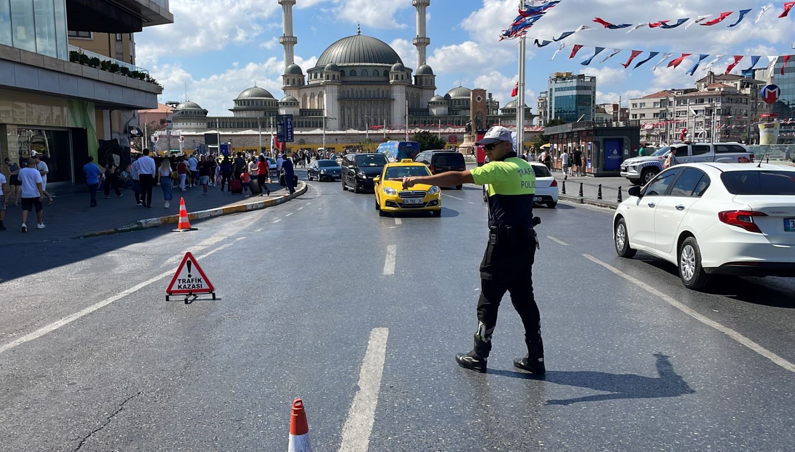 Taksim’de yolcu seçip mesafe soran taksicilere para cezası