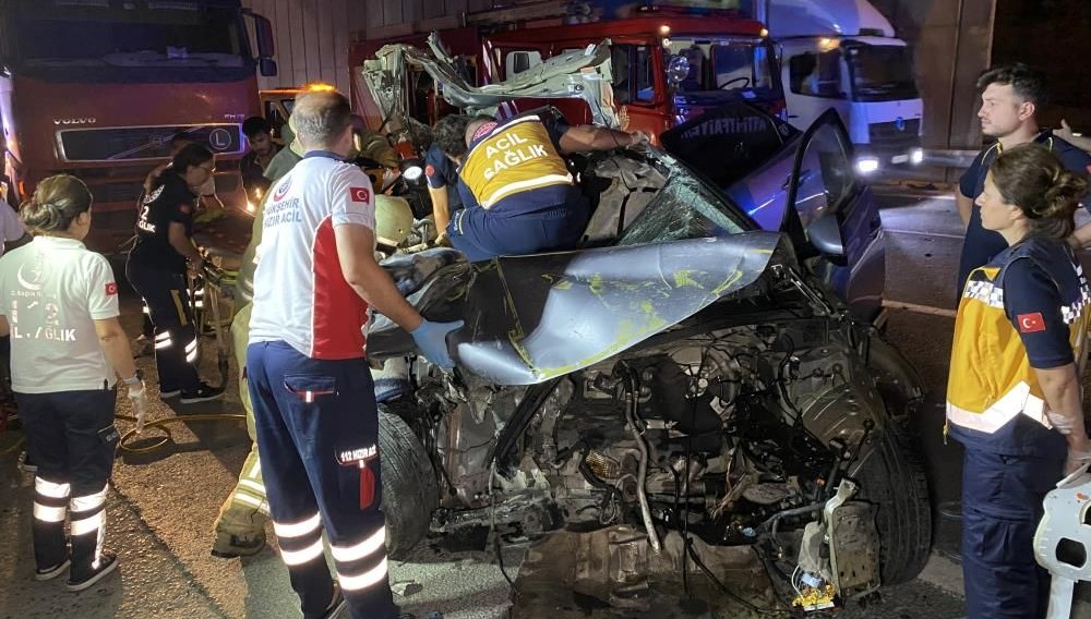 TEM’de feci kaza: Makas atan sürücü kamyona çarptı; 2 yaralı