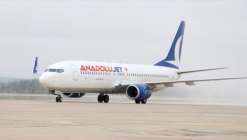 Anadolujet uçağı taksi yolundan çıktı