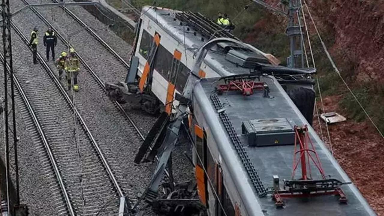 Barselona’da tren raydan çıktı: 4 ölü!