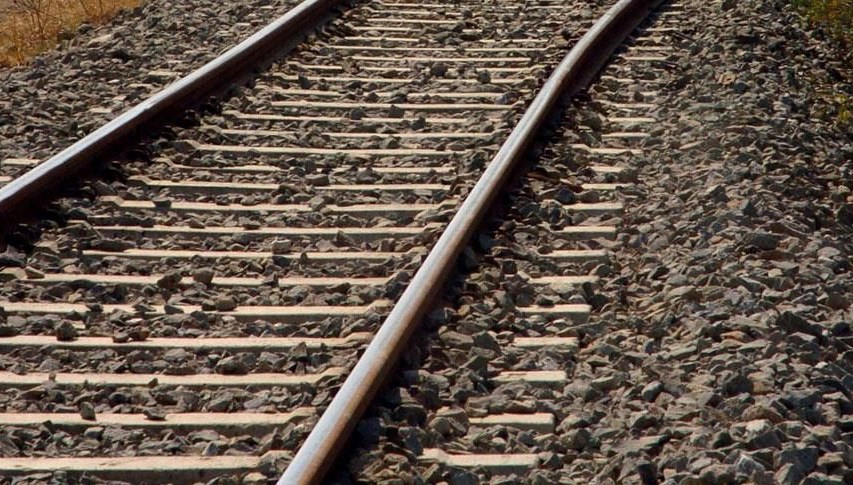 Barselona’da tren raylardan geçenlere çarptı: 4 kişi öldü