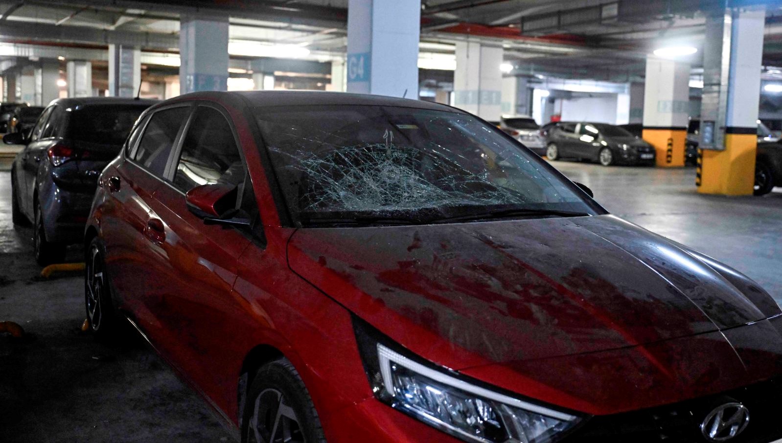 Bayrampaşa’daki İSPARK otoparkında araçlara zarar verildi