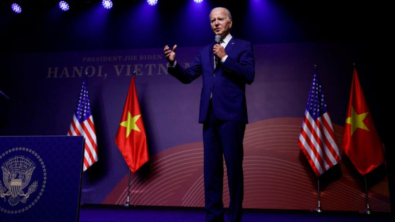 Biden’a Vietnam’da şok: Sesini kestiler, sahneyi terk etti!