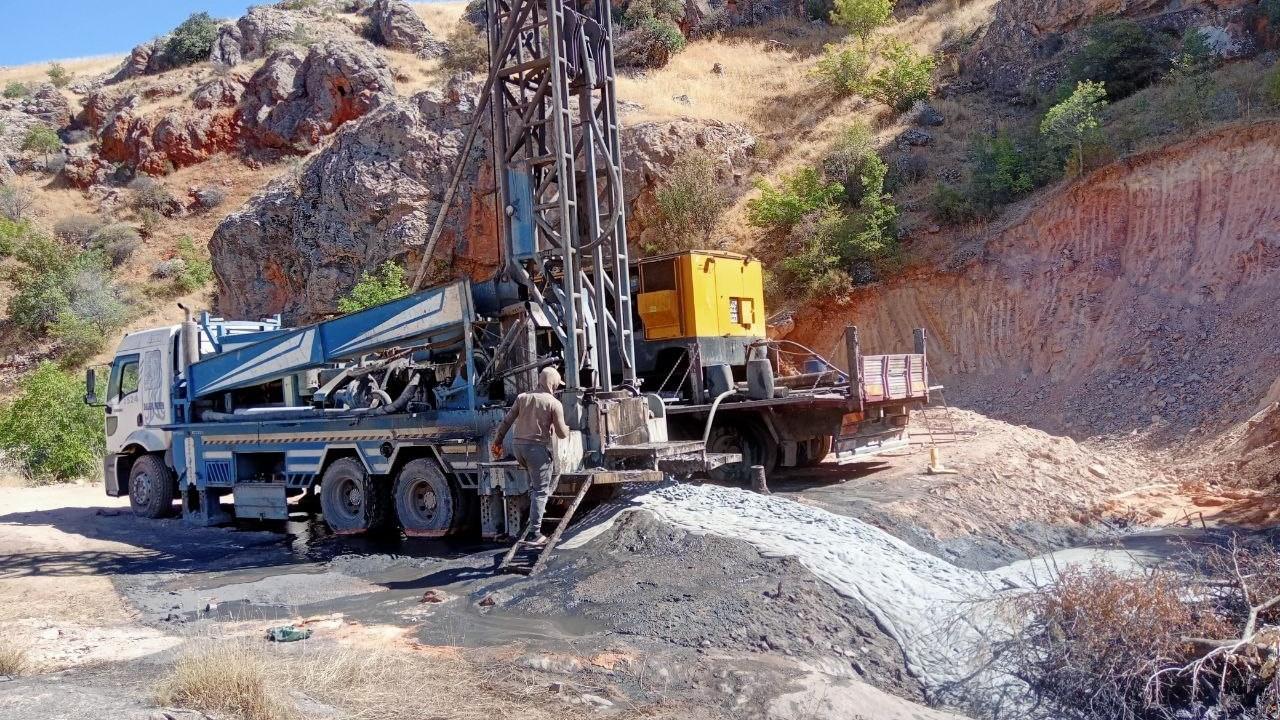 Bir ilde daha petrol heyecanı! Su ararken buldular
