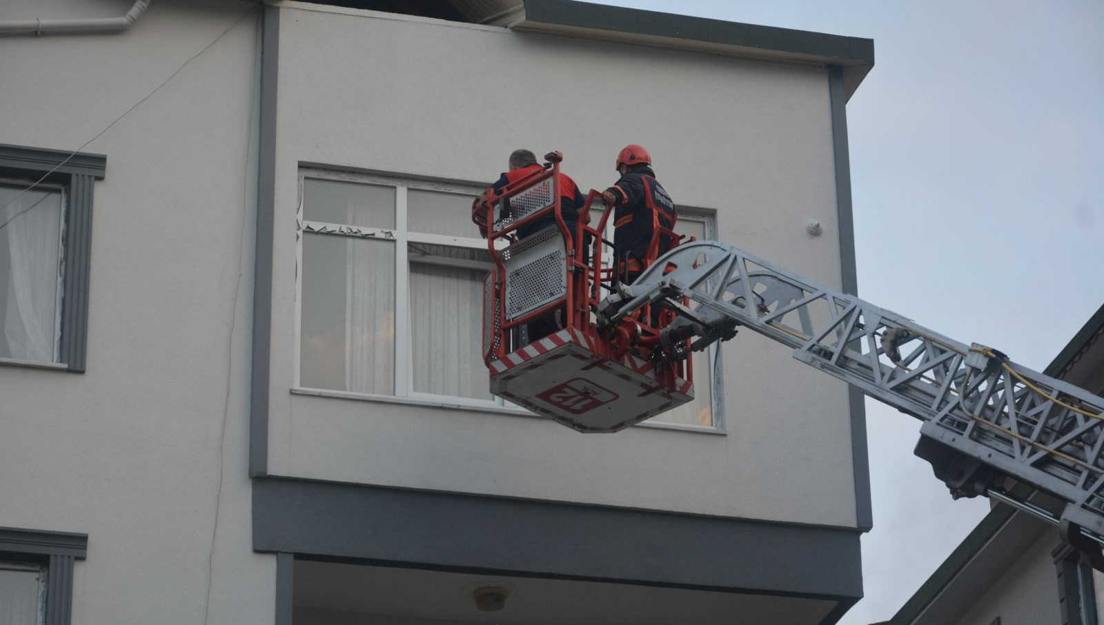 Bunalıma giren kişi kendisini odaya kilitleyip ateşe verdi