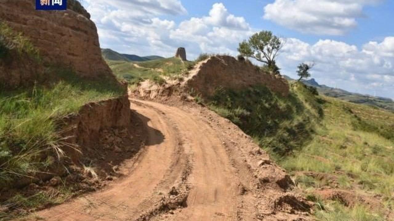 Çin Seddi’ni delip yol yaptılar