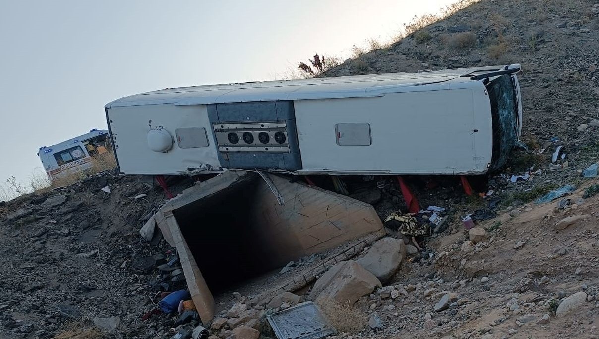 Erzurum’da yolcu otobüsü şarampole devrildi: 3 ölü, 22 yaralı