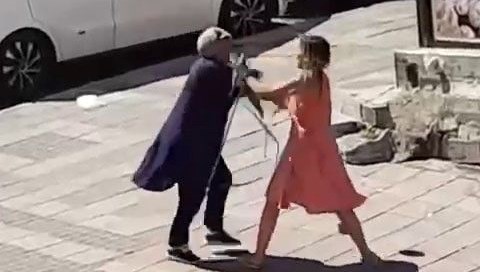 Esenyurt’ta yoldan geçenlere saldıran kadın tutuklandı