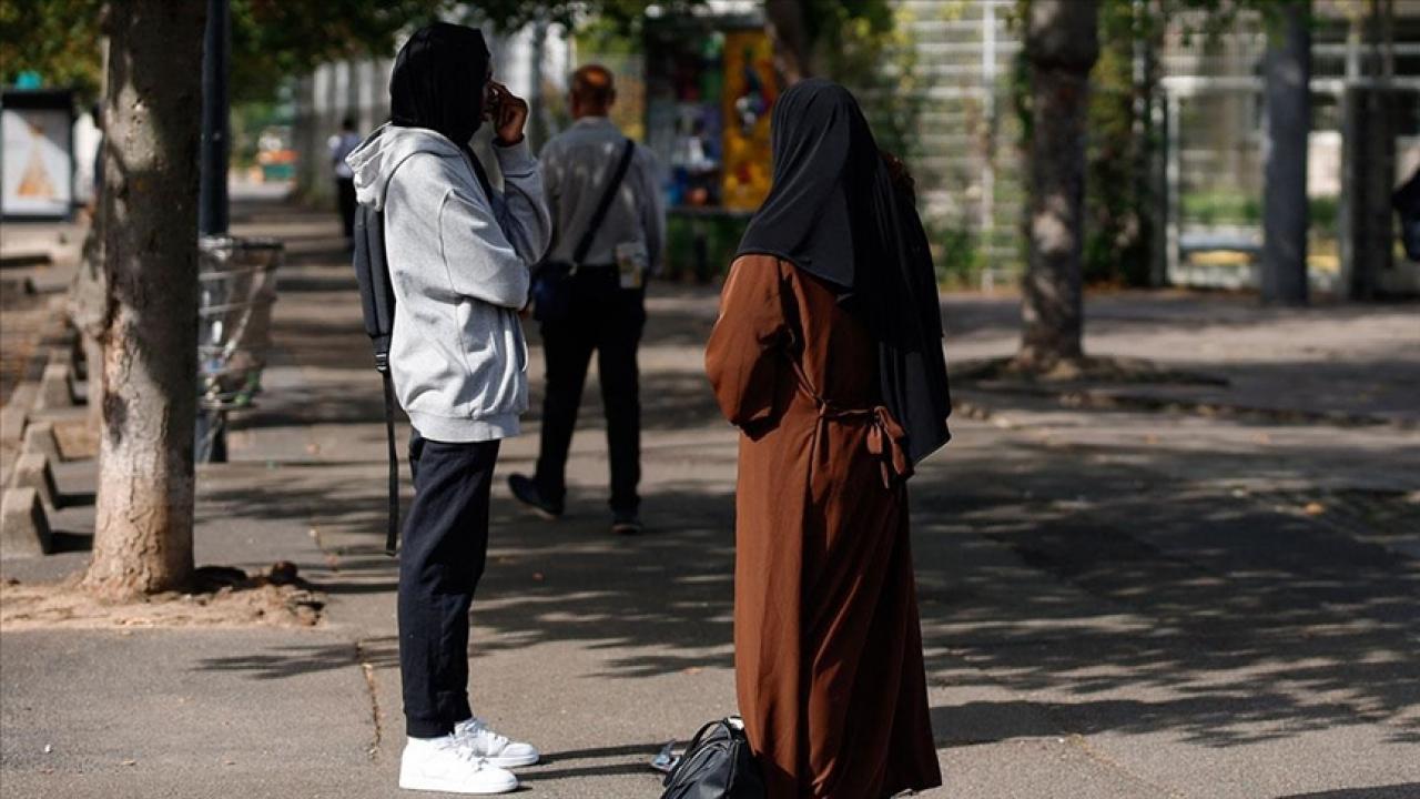 Fransa’da Danıştay okullarda uzun elbise yasağını onayladı