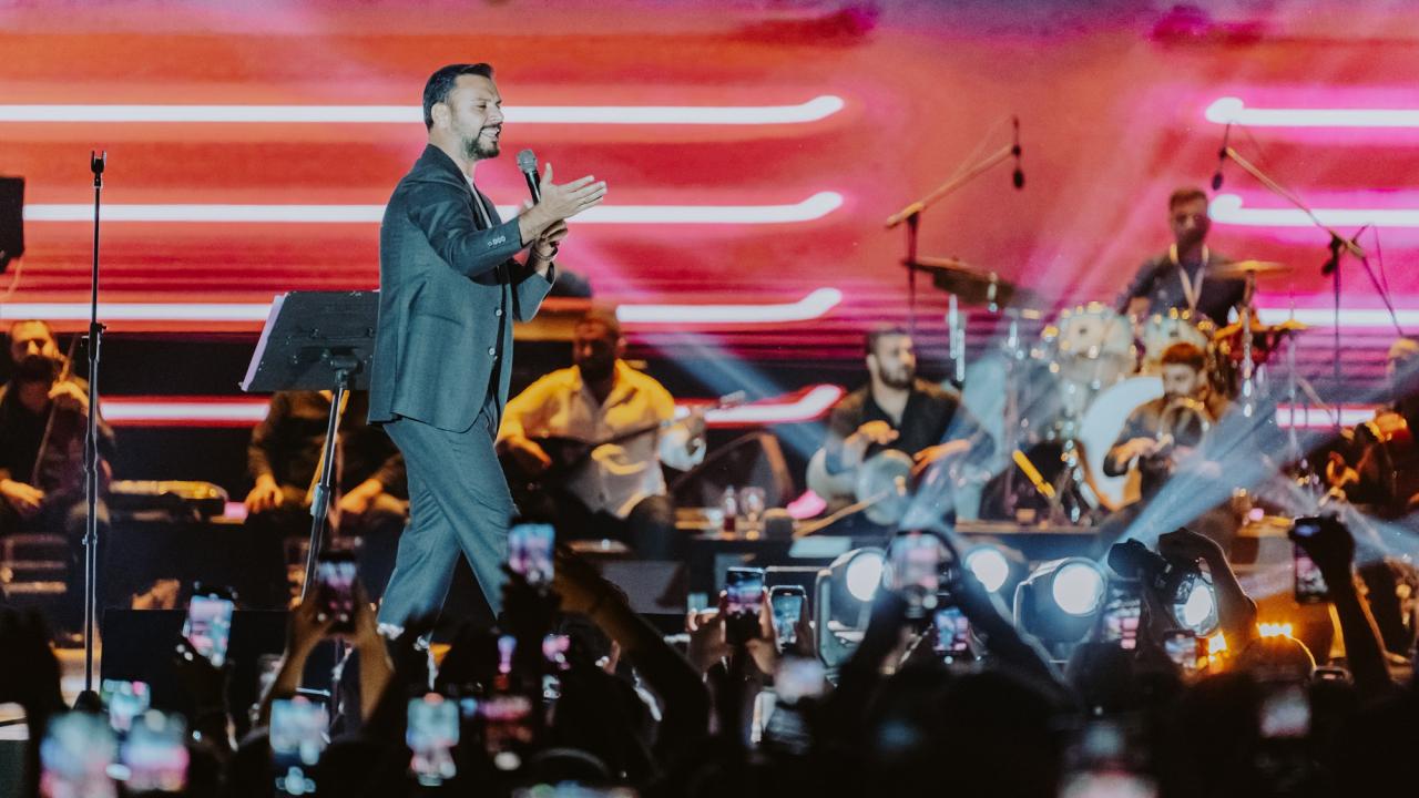 GastroANTEP festivalinin yedinci gününde şarkıcı Alişan sevenleriyle buluştu