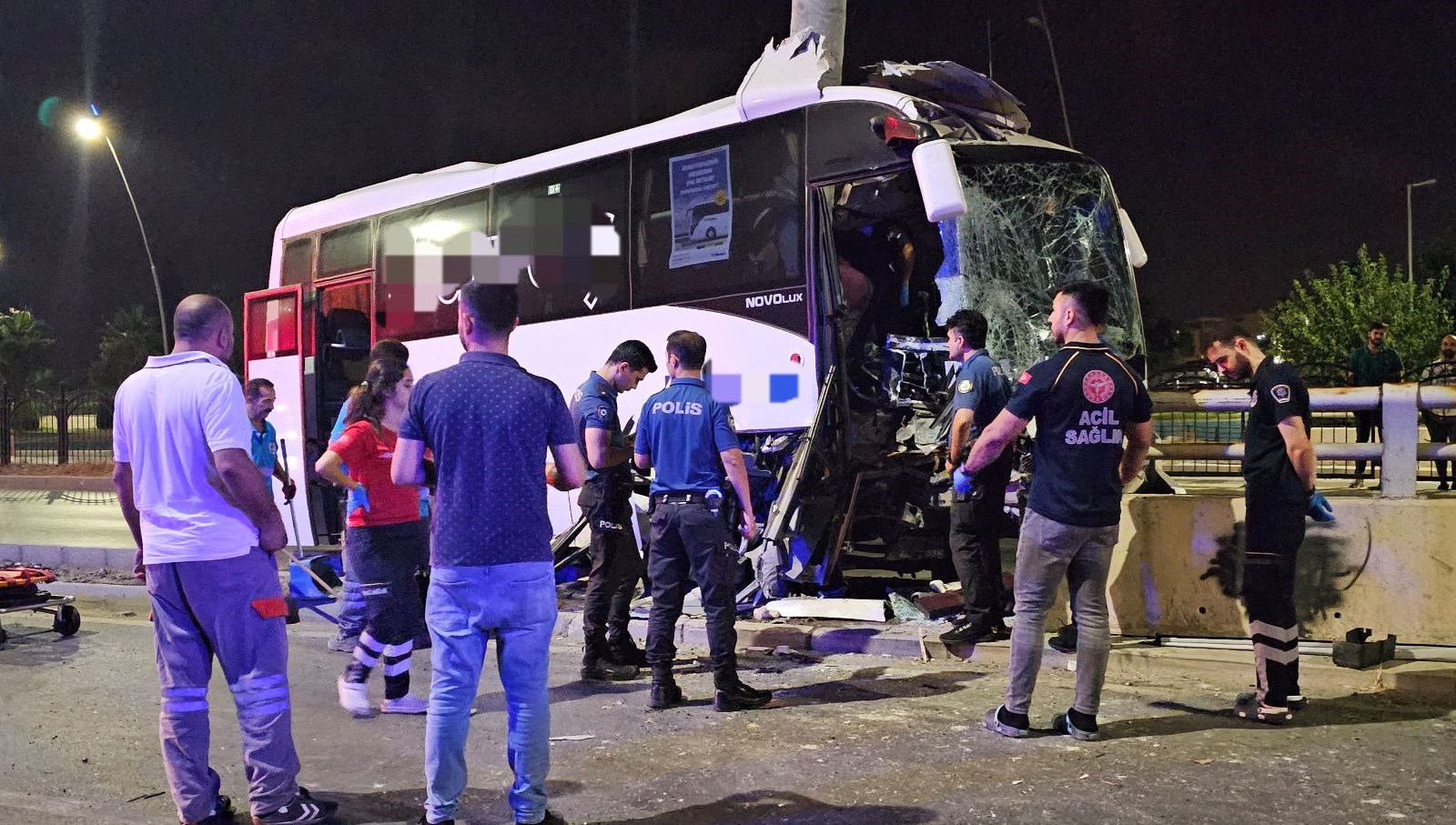 Havalimanına yolcu taşıyan midibüs, direğe çarptı: 5 yaralı