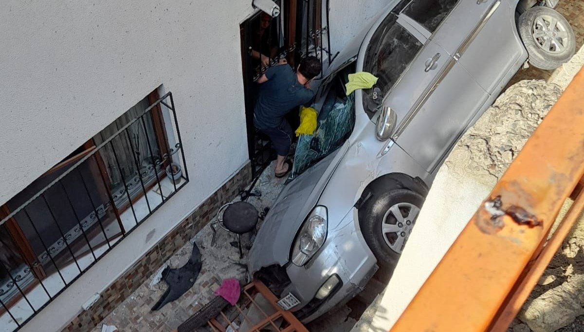 İki çocuk otomobili apartman boşluğuna düşürdü
