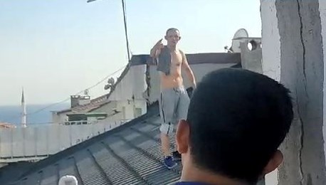 Kız arkadaşından ayrıldı, çatıya çıktı
