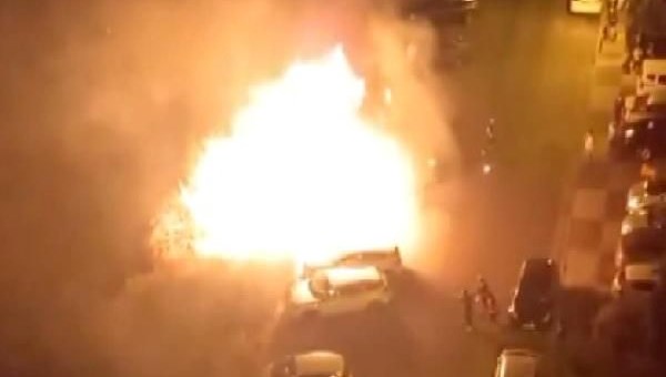 Maltepe’de boş arazide çıkan yangın otomobillere sıçradı