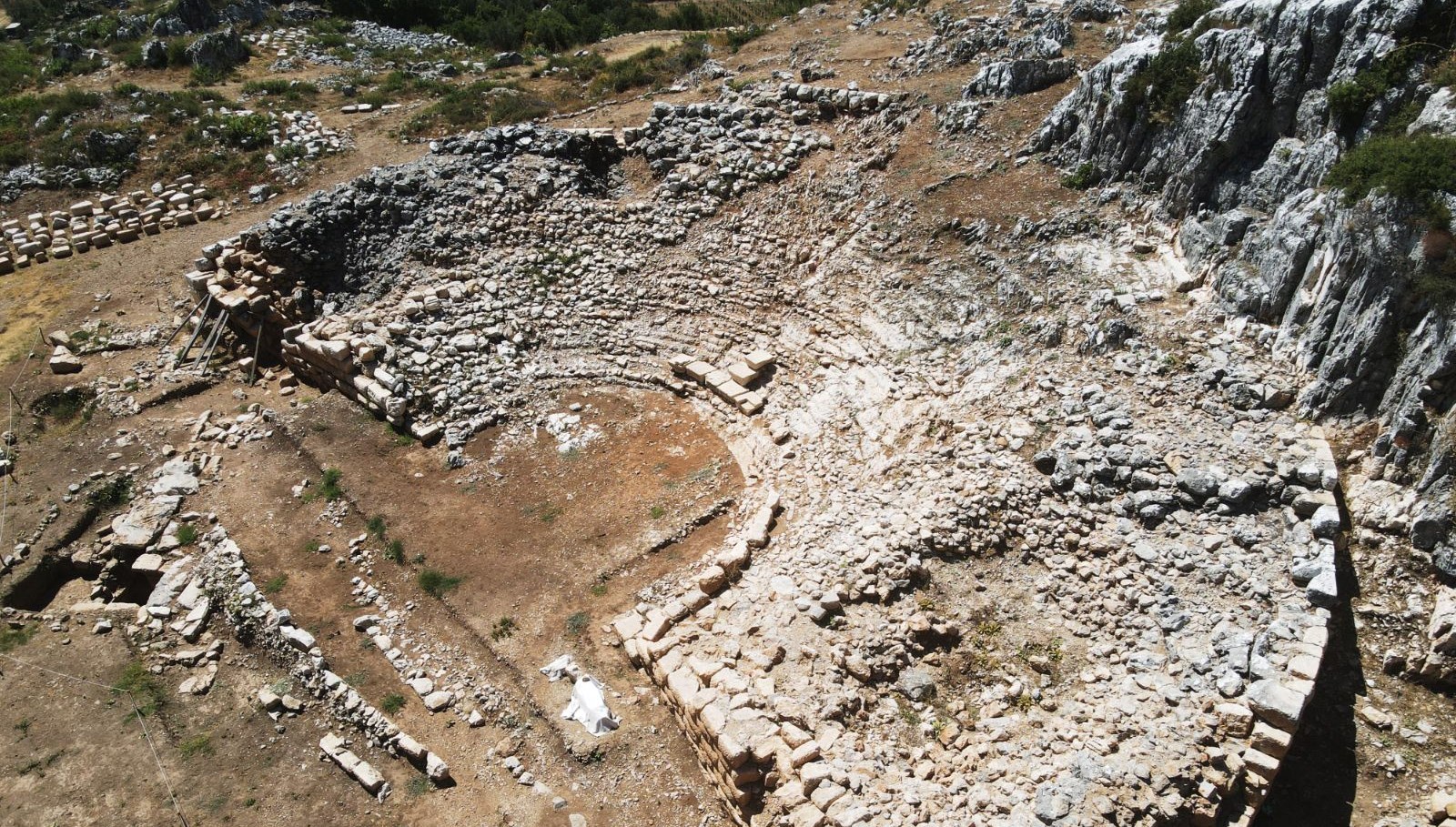 Muğla’daki Thera Antik Kenti’nin tiyatrosu gün yüzüne çıkarıldı