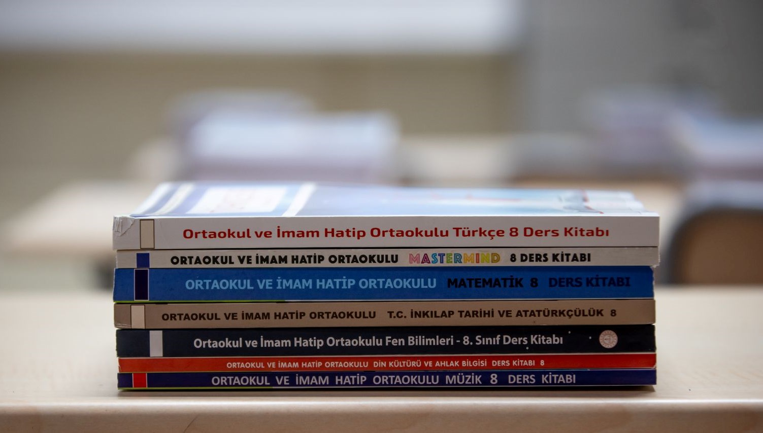 Okullarda uyum eğitimine katılacak öğrenciler için ücretsiz kitap dağıtıldı