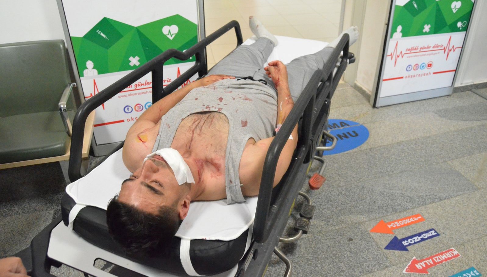 Otobüste ayağına bastığı yolcuyu dövüp palayla yaraladı