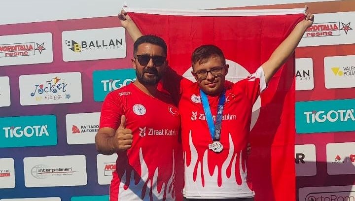 Özel sporcu milli atlet Emirhan Akçakoca’dan Avrupa Şampiyonası’nda dünya rekoru