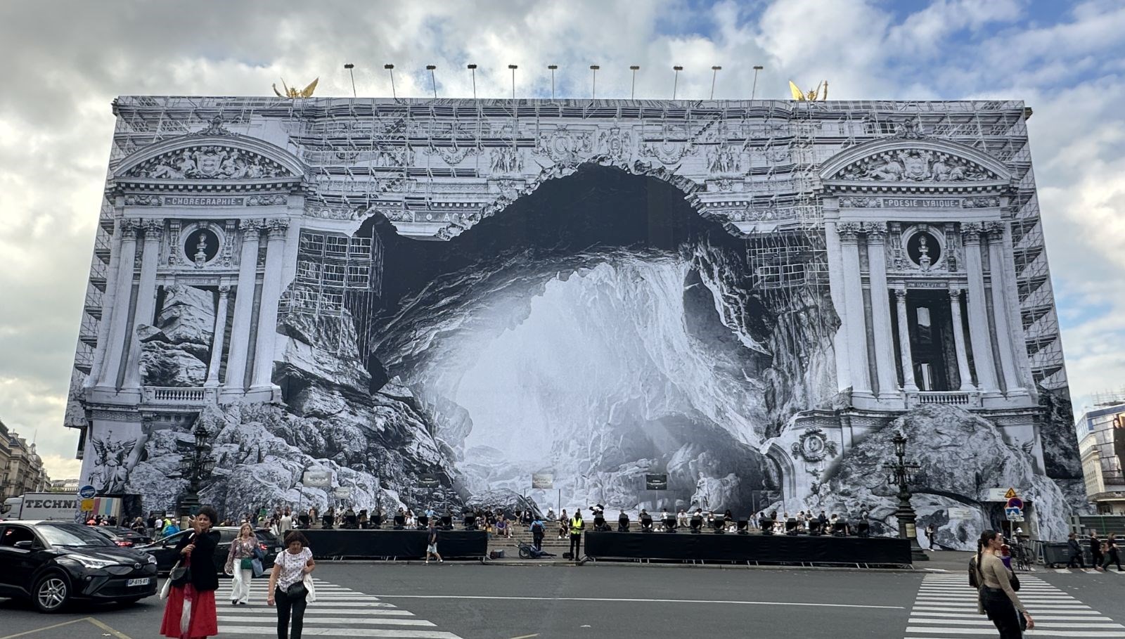 Paris’teki ünlü Palais de Garnier opera binasının dış cephesi illüstrasyonlarla kaplandı